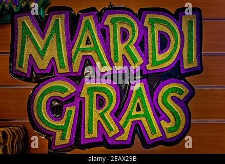 Un panneau Mardi gras est accroché au mur de la boutique Mardi gras de Toomey, le 8 février 2021, à Mobile, Alabama. Banque D'Images