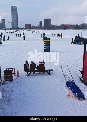 Patineurs sur la plus longue patinoire du monde, profitant d'une belle journée de week-end d'hiver. Dow's Lake, Ottawa (Ontario), Canada. Banque D'Images