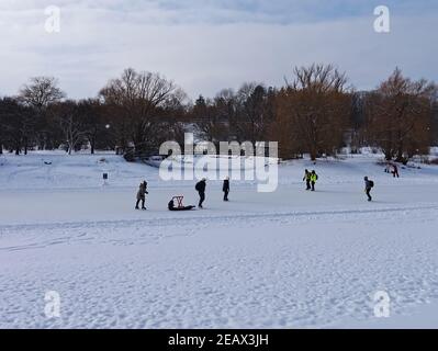 Patineurs sur la plus longue patinoire du monde, profitant d'une belle journée de week-end d'hiver. Canal Rideau, Ottawa (Ontario), Canada. Banque D'Images