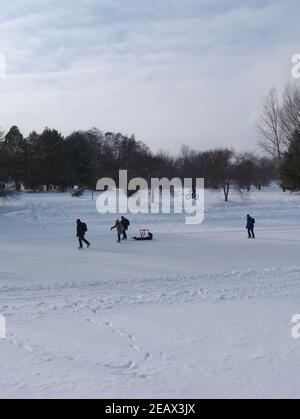 Patineurs sur la plus longue patinoire du monde, profitant d'une belle journée de week-end d'hiver. Canal Rideau, Ottawa (Ontario), Canada. Banque D'Images