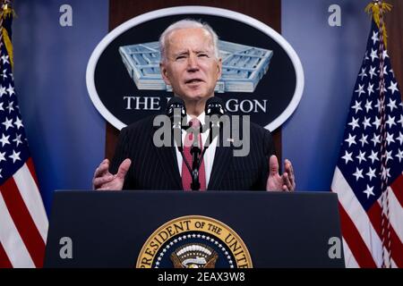 Arlington, Virginie, États-Unis. 10 février 2021. LE président AMÉRICAIN Joe Biden prononce un discours au ministère de la Défense, au Pentagone à Arlington, Virginie, États-Unis, le 10 février 2021. Crédit : Michael Reynolds/Pool via CNP | usage dans le monde entier crédit : dpa/Alay Live News Banque D'Images