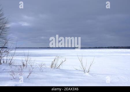 Magnifique paysage d'hiver canadien surgelé au bord de la rivière des Outaouais à l'île Petrie, Ottawa (Ontario), Canada. Banque D'Images