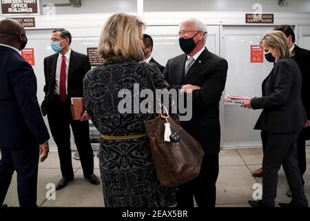 Washington, États-Unis. 10 février 2021. Le sénateur Roger Wicker (R-Mrs.) s'adresse au sénateur Cynthia Lummis (R-Wyo.) qui quitte le Capitole pour une pause-dîner au cours du deuxième jour du procès de destitution de l'ancien président Donald Trump, le mercredi 10 février 2021 à Washington, DC. Photo de piscine par Greg Nash/UPI crédit: UPI/Alay Live News Banque D'Images