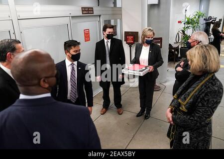 Washington, États-Unis. 10 février 2021. Le sénateur Cindy Hyde-Smith (R-Mils), troisième à partir de la droite, tient une pizza alors qu'elle quitte le Capitole avec sens. Tim Scott (R-S.C.), John Barrasso (R-Wyo.), Roger Wicker (R-Miss.) et Cynthia Lummis(R-Wyo.) se brisent pour dîner le deuxième jour du procès de destitution de l'ancien président Donald Trump, le mercredi 10 février 2021. À Washington, DC. Photo de piscine par Greg Nash/UPI crédit: UPI/Alay Live News Banque D'Images