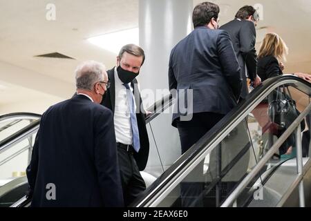 Le sénateur Chris Murphy (D-conn.) parle au sénateur Jerry Moran (R-Kan.) lorsqu'ils arrivent au Capitole le mercredi 10 février 2021 pour la deuxième journée du procès d'impeachment de l'ancien président Donald Trump.Credit: Greg Nash - Pool via CNP | usage dans le monde entier Banque D'Images