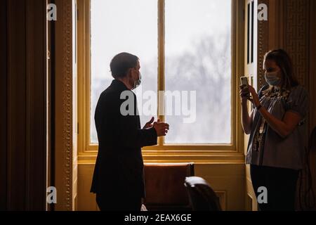 NYTIMPEACH WASHINGTON, DC - FÉVRIER 10 : le sénateur démocrate américain Richard Blumenthal (D-CT) s'adresse à un journaliste dans la salle d'accueil du Sénat pendant la deuxième journée du deuxième procès de destitution de Trump, le 10 février 2021 à Washington. Aujourd'hui, c'est le deuxième jour du deuxième procès de Trump pour destitution, qui traite des remarques qu'il a faites avant l'émeute du Capitole des États-Unis le 6 janvier. Crédit : Brandon Bell - Pool via CNP | utilisation dans le monde entier Banque D'Images