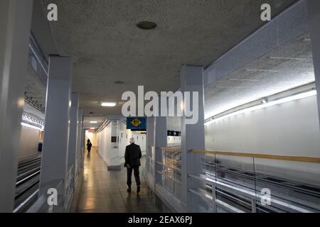 Washington, États-Unis d'Amérique. 10 février 2021. Le sénateur américain John Cornyn (républicain du Texas) marche seul dans le tunnel de métro du Sénat le deuxième jour du procès de destitution du Sénat de l'ancien président Donald Trump au Capitole des États-Unis à Washington, DC, le mercredi 10 février 2021. Credit: Rod Lamkey/CNP | usage dans le monde crédit: dpa/Alay Live News Banque D'Images