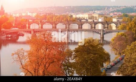 Le centre de Prague et six ponts sur la Vltava à Prague, en République tchèque, lors d'une journée brumeuse en automne Banque D'Images