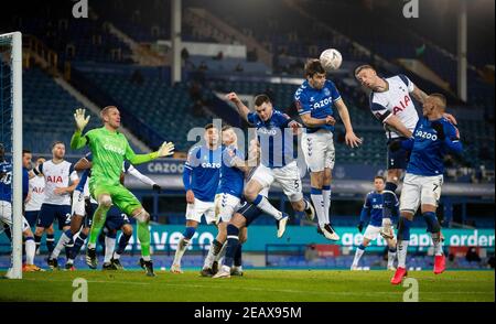 Liverpool. 11 février 2021. Le Seamus Coleman (3e R) d'Everton est à la tête du bal lors du 5e match de la coupe FA entre le FC Everton et le FC Tottenham Hotspur à Goodison Park à Liverpool, en Grande-Bretagne, le 10 février 2021. Credit: Xinhua/Alay Live News Banque D'Images