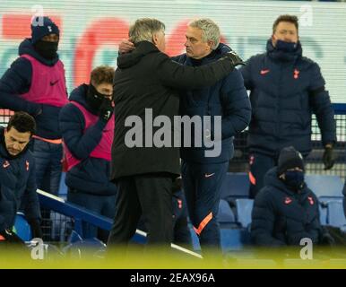 Liverpool. 11 février 2021. José Mourinho (R), le directeur de Tottenham Hotspur, a adopté Carlo Ancelotti, le directeur d'Everton, lors du dernier coup de sifflet de la coupe FA, lors du 5e match entre Everton FC et Tottenham Hotspur FC, à Goodison Park, à Liverpool, en Grande-Bretagne, le 10 février 2021. Credit: Xinhua/Alay Live News Banque D'Images