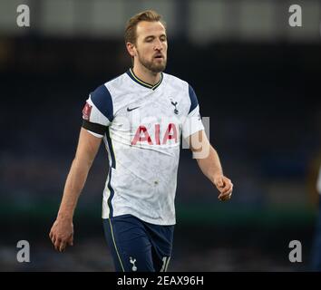 Liverpool. 11 février 2021. Harry Kane, de Tottenham Hotspur, part du terrain après le 5e match rond de la FA Cup entre Everton FC et Tottenham Hotspur FC à Goodison Park à Liverpool, en Grande-Bretagne, le 10 février 2021. Credit: Xinhua/Alay Live News Banque D'Images