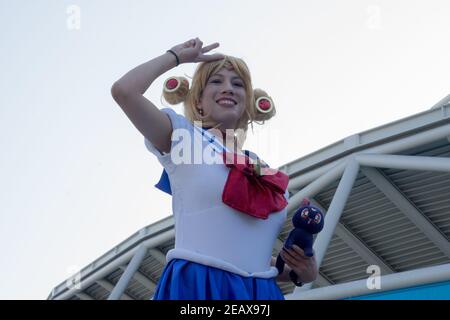 Une jeune femme présente comme Sailor Moon, avec un v-sign au Comic con au Convention Center de Los Angeles, CA, États-Unis Banque D'Images