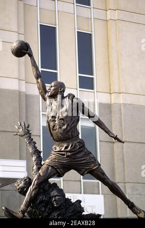 Chicago, Illinois, États-Unis. La statue de Michael Jordan est également connue sous le nom de « The Spirit », visible à l'extérieur du United Center, où se trouvent les Chicago Bulls de la NBA. Banque D'Images