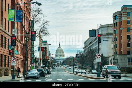 BÂTIMENT DU Capitole DES ÉTATS-UNIS vu de North Capitol Street par une journée nuageux. Banque D'Images