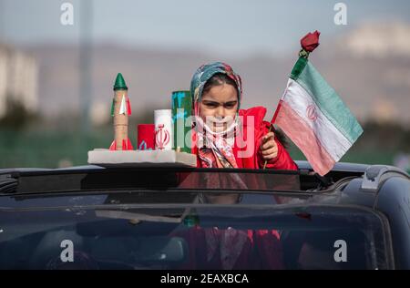 Téhéran, Iran. 10 février 2021. Une fille assiste à un rassemblement pour souligner le 42e anniversaire de la victoire de la révolution islamique à Téhéran, en Iran, le 10 février 2021. Les Iraniens ont assisté mercredi à des rassemblements nationaux pour célébrer le 42e anniversaire de la victoire de la révolution islamique. Credit: Ahmad Halabisaz/Xinhua/Alamy Live News Banque D'Images