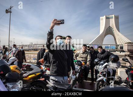 Téhéran, Iran. 10 février 2021. Les gens prennent des photos lors d'un rassemblement pour marquer le 42e anniversaire de la victoire de la révolution islamique à Téhéran, en Iran, le 10 février 2021. Les Iraniens ont assisté mercredi à des rassemblements nationaux pour célébrer le 42e anniversaire de la victoire de la révolution islamique. Credit: Ahmad Halabisaz/Xinhua/Alamy Live News Banque D'Images