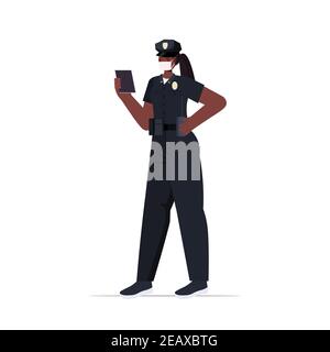 policier en uniforme portant un masque pour prévenir le travail pandémique du coronavirus jour célébration concept policier écriture pénalité pleine longueur vecteur illustration Illustration de Vecteur