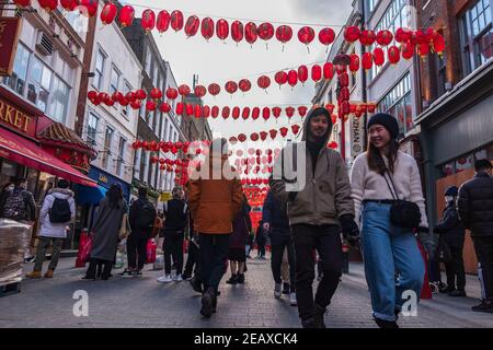 Londres, Royaume-Uni. 10 février 2021. Beaucoup de gens sont vus à China Town à Londres, Royaume-Uni, le 10 février 2021. Le nouvel an chinois est le plus grand festival d'Asie. Chaque année, des centaines de milliers de personnes descendent généralement dans le West End de Londres pour assister à une parade colorée, à des spectacles sur scène gratuits et à la cuisine chinoise traditionnelle, et pour se souhaiter un autre « Xin Nian Kuai le » (bonne année en mandarin) ou « San Nin Faai Lok » (en cantonais). En raison des restrictions nationales de verrouillage, les gens peuvent profiter des divertissements du nouvel an chinois de Londres de chez eux avec une célébration en ligne du passé du nouvel an chinois Banque D'Images