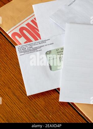 Un courrier important est caché dans cette pile de courrier, un contrôle de relance américain pendant la pandémie de covid. Beaucoup besoin d'aide! Banque D'Images