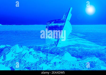 Hulk de vieux bateau de pêche en bois détroqué sur la rive de Ocean Beach Road Southland Nouvelle-Zélande. Banque D'Images