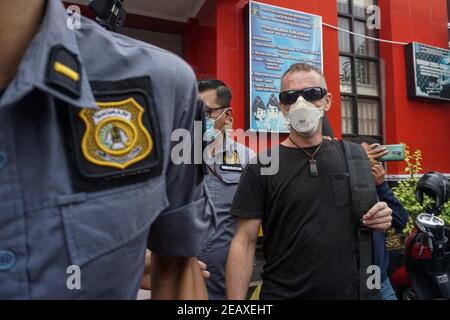 Badung, Bali, Indonésie. 10 février 2021. Le citoyen britannique DAVID TAYLOR est escorté par un agent d'immigration. Taylor, connu sous le nom de 'DJ Nutzo', qui a tué un policier de Bali en 2016, a été libéré de prison après 5 ans de service à la prison de Kerobokan. Sa petite amie, qui a également été condamnée pour l'agression fatale de groupe, a été libérée en juillet 2020. (Credit image: © Dicky BisinglasiZUMA Wire) Credit: ZUMA Press, Inc./Alamy Live News Banque D'Images