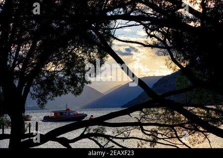 Coucher de soleil sur le lac Wakitipu à Queenstown Banque D'Images