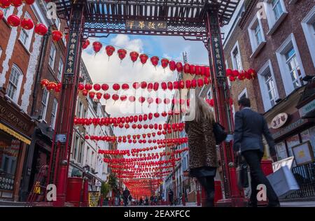 Les gens qui marchent le long de la rue de la ville de Chine à Londres.Chinese nouvel an est le plus grand festival en Asie. Chaque année, des centaines de milliers de personnes descendent généralement dans le West End de Londres pour assister à une parade colorée, à des spectacles sur scène gratuits et à la cuisine chinoise traditionnelle, et pour se souhaiter un autre « Xin Nian Kuai le » (bonne année en mandarin) ou « son Nin Faai Lok » (en cantonais). En raison des restrictions nationales de verrouillage, les gens peuvent profiter du divertissement du nouvel an chinois de Londres de chez eux avec une célébration en ligne des festivités du nouvel an chinois passées, ainsi que des représentations de l'a chinois émergent Banque D'Images