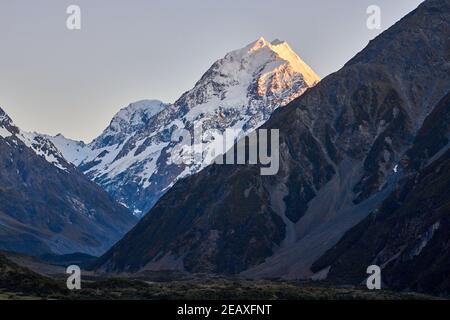 Aoraki Mt Cook au lever du soleil, la plus haute montagne de Nouvelle-Zélande, avec Mt Wakefield en premier plan Banque D'Images