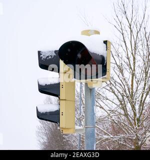 Feux de signalisation à une intersection dans Magdeburg en Allemagne dans hiver Banque D'Images