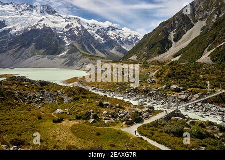 Swingbridge sur le Hooker Valley Track, avec le lac Mueller et le mont Sefton, parc national Aoraki Mt Cook Banque D'Images