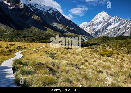 Promenade à l'approche d'Aoraki Mt Cook sur le Hooker Valley Track, parc national de Mt Cook Banque D'Images