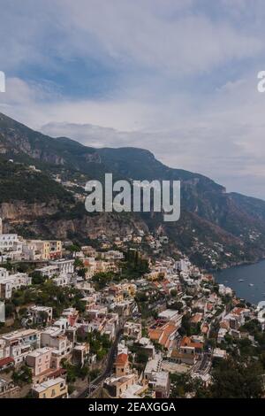 Vue sur le village de Positano, situé sur la falaise de la côte amalfitaine, en Italie, surplombant la mer Tyrrhénienne. Banque D'Images