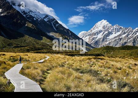 Promenade à l'approche d'Aoraki Mt Cook sur le Hooker Valley Track, parc national de Mt Cook Banque D'Images