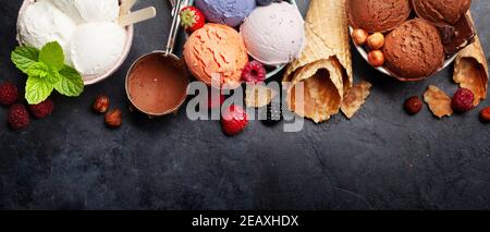 Glaces aux baies, à la vanille et au chocolat. Plan d'étapage avec vue de dessus Banque D'Images