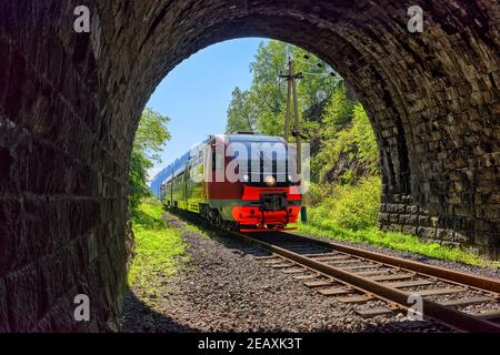 Un train de banlieue s'engage dans un tunnel. Chemin de fer Circum-Baikal. Région d'Irkoutsk. Sibérie orientale Banque D'Images