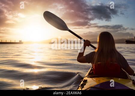 Une femme en kayak de mer pagague dans l'océan Banque D'Images