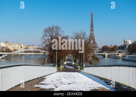 Ile aux Cygnes sur la Seine après une chute de neige - Paris, France Banque D'Images