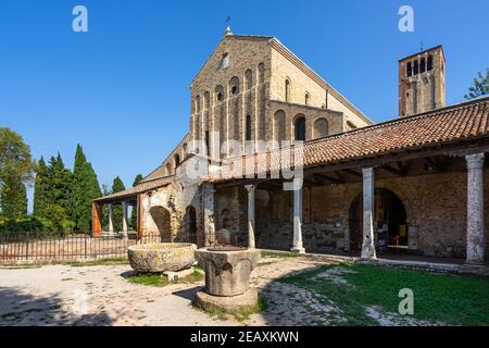Extérieur de l'église de Santa Maria Assunta à Torcello, un exemple remarquable d'architecture vénitienne-byzantine, Venise, Italie Banque D'Images