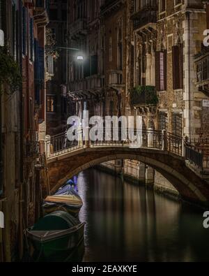 Vue panoramique nocturne sur un canal vénitien typique, Venise, Italie Banque D'Images