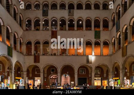 Venise, Italie, 14 septembre 2020 – intérieur du centre commercial de luxe Fondaco dei Tedeschi à Venise, près du pont du Rialto Banque D'Images