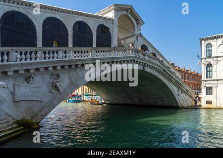 Le pont du Rialto sur le Grand Canal, l'un des sites les plus visités de Venise, en Italie Banque D'Images
