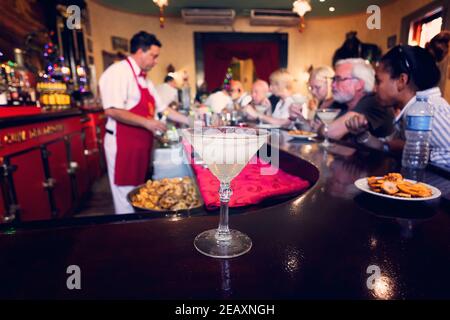 Un cocktail Daiquiri blanc dans un verre sur une table en bois au bar El Floridita. Le bar préféré d'Ernest Hemingway. 26 novembre 2019, la Havane, Cuba Banque D'Images