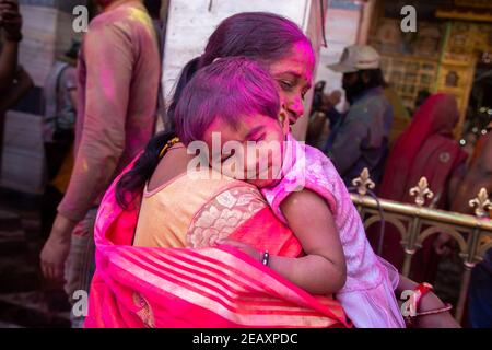 Jodhpur, rajastha, inde - 20 mars 2020 : petit enfant indien mignon avec sa mère, visage recouvert de poudre rose. Célébration du festival holi Banque D'Images