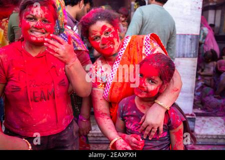 Jodhpur, rajastha, inde - 20 mars 2020 : jeunes indiens mignons célébrant le festival holi, visage couvert de poudre colorée. Banque D'Images