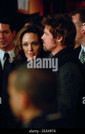 Les acteurs Angelina Jolie et Brad Pitt assistent aux 13ème prix du choix des critiques à l'auditorium civique de Santa Monica le 7 janvier 2008 à Los Angeles, en Californie. Banque D'Images