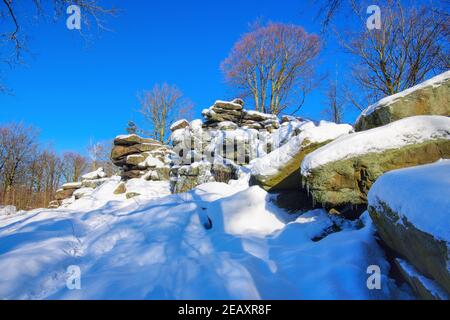 Haute pierre en hiver dans les montagnes de Lusatien, Saxe, Allemagne Banque D'Images