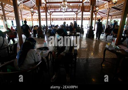 Bogor, Indonésie. 11 février 2021. Un travailleur de la santé attend des vaccins lors d'une vaccination de masse des travailleurs médicaux et des personnes âgées à Bogor, dans l'ouest de Java, le 11 février 2021. (Photo par Adrian/INA photo Agency/Sipa USA) crédit: SIPA USA/Alay Live News Banque D'Images