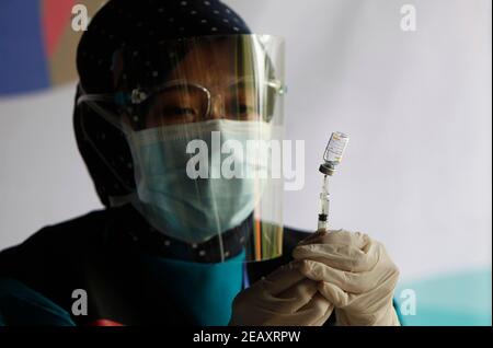 Bogor, Indonésie. 11 février 2021. Un travailleur de la santé prépare un vaccin SinoVac COVID-19 lors d'une vaccination de masse pour les travailleurs médicaux et les personnes âgées à Bogor, dans l'ouest de Java, le 11 février 2021. (Photo par Adrian/INA photo Agency/Sipa USA) crédit: SIPA USA/Alay Live News Banque D'Images