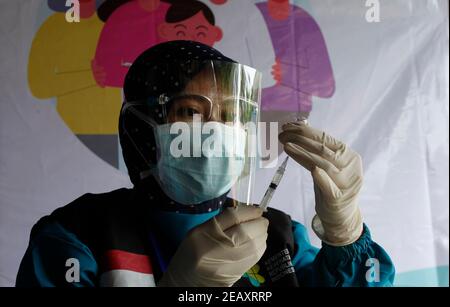 Bogor, Indonésie. 11 février 2021. Un travailleur de la santé prépare un vaccin SinoVac COVID-19 lors d'une vaccination de masse pour les travailleurs médicaux et les personnes âgées à Bogor, dans l'ouest de Java, le 11 février 2021. (Photo par Adrian/INA photo Agency/Sipa USA) crédit: SIPA USA/Alay Live News Banque D'Images