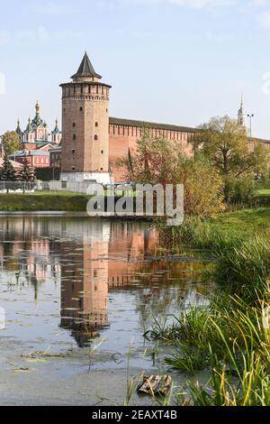 Églises orthodoxes dans la partie historique de la ville de Kolomna. Automne dans la vieille ville de la région de Moscou. Banque D'Images